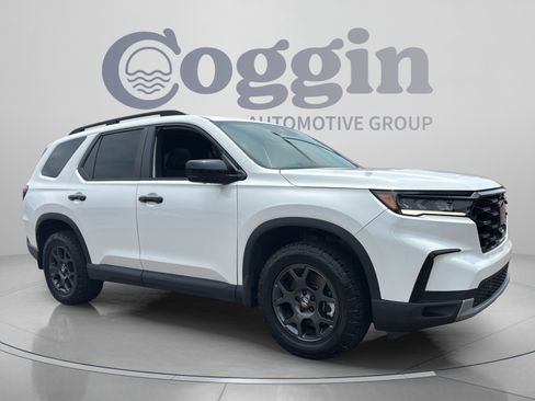 Certified 2025 Honda Pilot TrailSport image 7