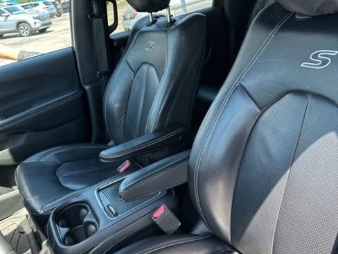 Used 2018 Chrysler Pacifica Touring-L Plus w/ Advanced Safetytec Group FWD image 18