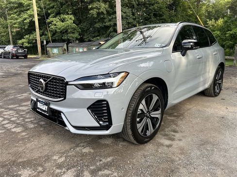 Certified 2025 Volvo XC60 T8 Plus w/ Protection Package Premier image 4