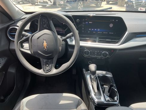 Used 2025 Chevrolet Trax LT FWD image 14