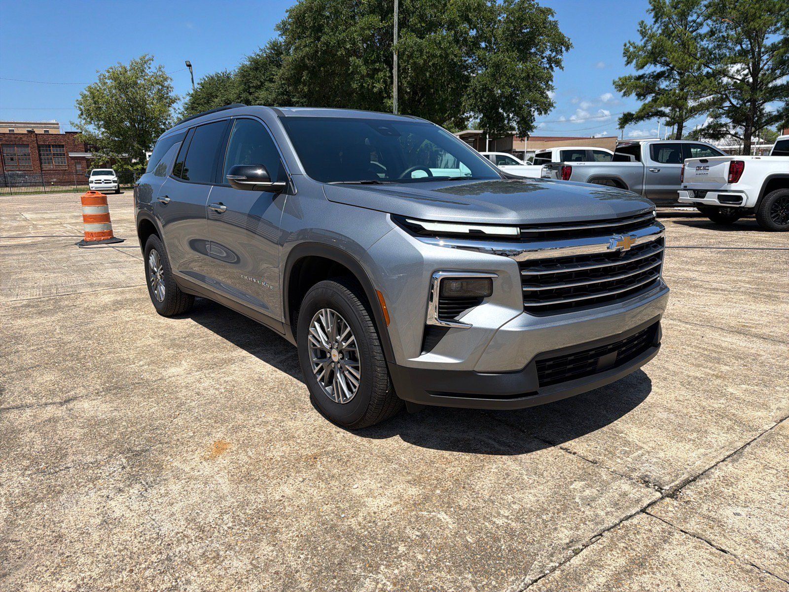 Used 2026 Chevrolet Traverse LT FWD image 2