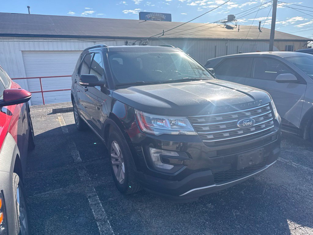 Used 2017 Ford Explorer XLT w/ Equipment Group 202A FWD image 5