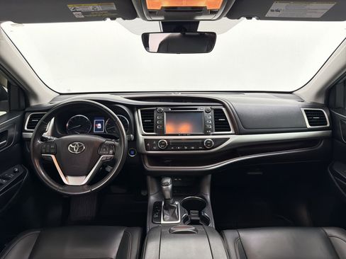 Used 2019 Toyota Highlander XLE FWD image 16