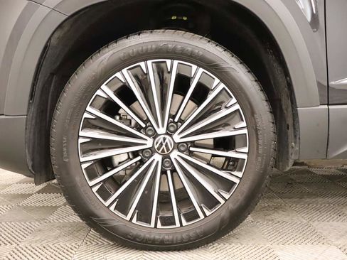 Used 2025 Volkswagen Taos SE w/ Panoramic Sunroof Package image 7