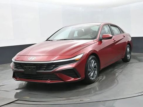 Used 2024 Hyundai Elantra SEL image 1