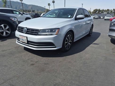 Used 2018 Volkswagen Jetta SE image 2