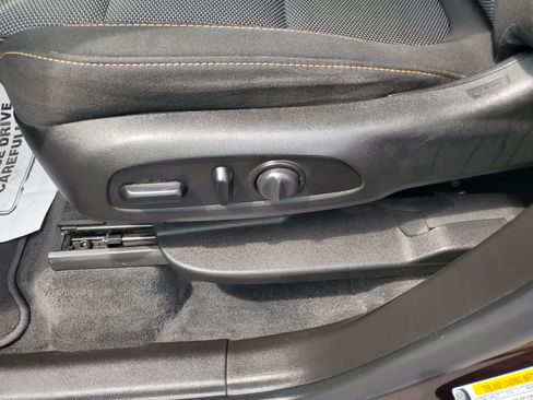 Used 2020 Chevrolet Traverse LT FWD image 19