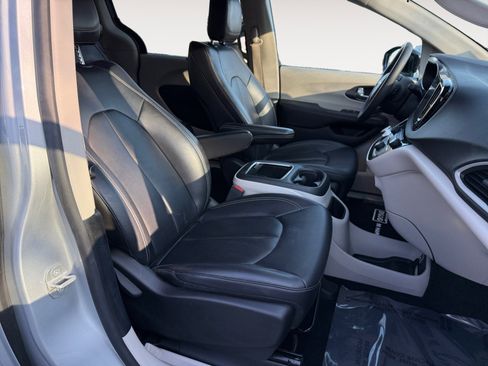 Used 2024 Chrysler Pacifica Touring-L image 19