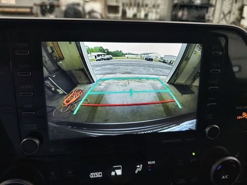Used 2021 Toyota Highlander XLE AWD/4WD image 17