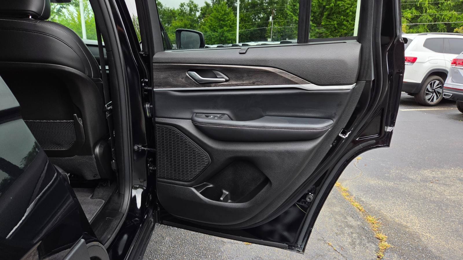 Used 2025 Jeep Grand Cherokee Limited w/ Luxury Tech Group II RWD image 57