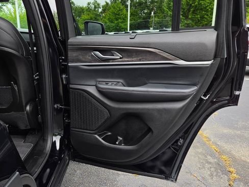 Used 2025 Jeep Grand Cherokee Limited w/ Luxury Tech Group II RWD image 57