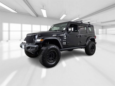 Used 2019 Jeep Wrangler Unlimited Sahara image 2