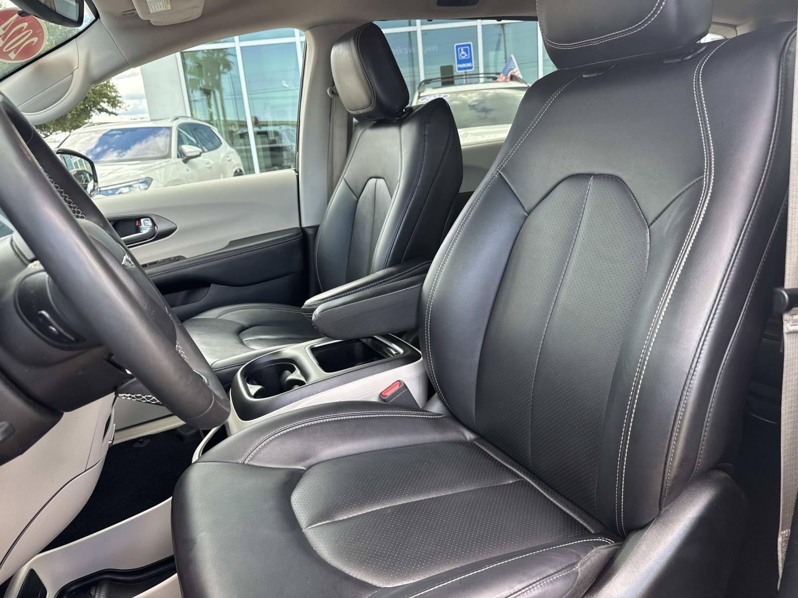 Used 2024 Chrysler Pacifica Touring-L FWD image 16