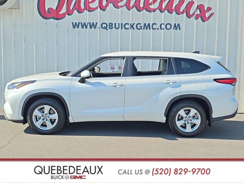 Used 2023 Toyota Highlander LE FWD image 4