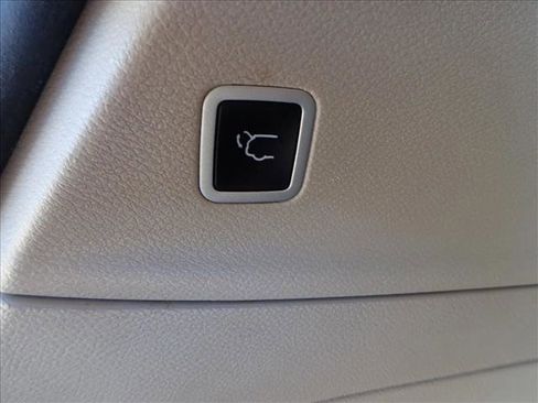 Used 2022 Chrysler Pacifica Touring-L image 9