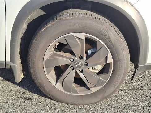 Used 2024 Nissan Rogue SV image 39