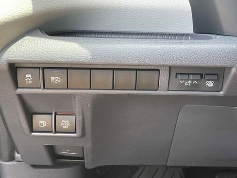 Used 2022 Toyota Sienna XLE image 18