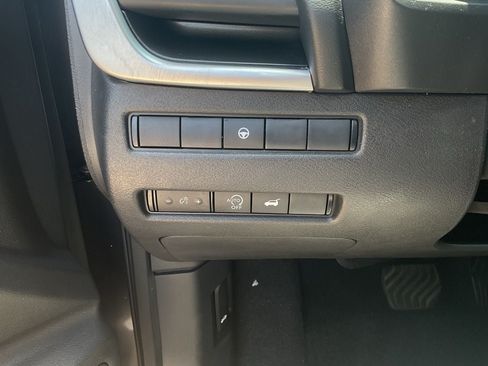 Used 2025 Nissan Rogue SV FWD image 21