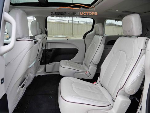 Used 2017 Chrysler Pacifica Limited image 11