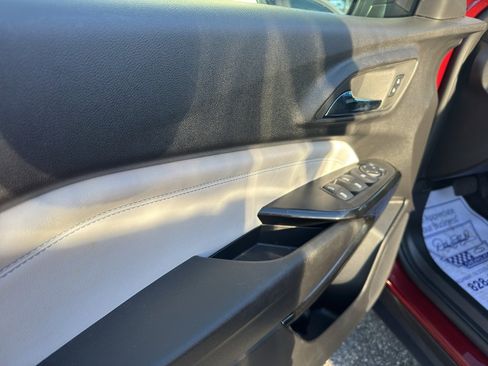 Used 2025 Chevrolet Trax LT w/ Sunroof Package image 7