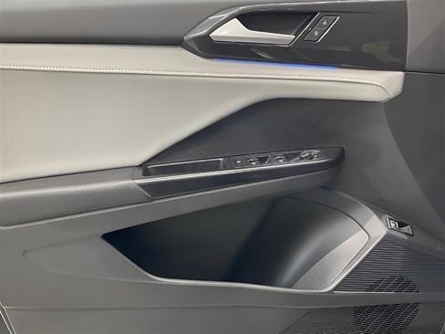 Used 2022 Volkswagen Taos SEL image 9