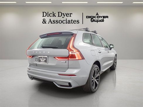 New 2025 Volvo XC60 B5 Ultra w/ Climate Package image 3