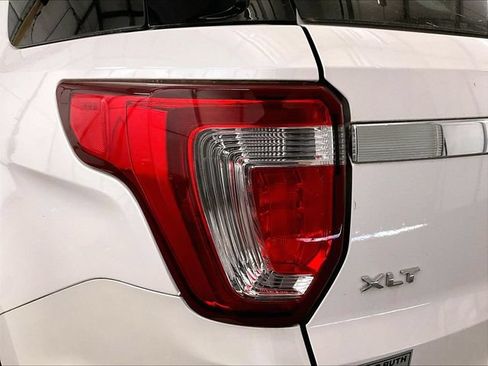 Used 2017 Ford Explorer XLT w/ Equipment Group 202A AWD/4WD image 29