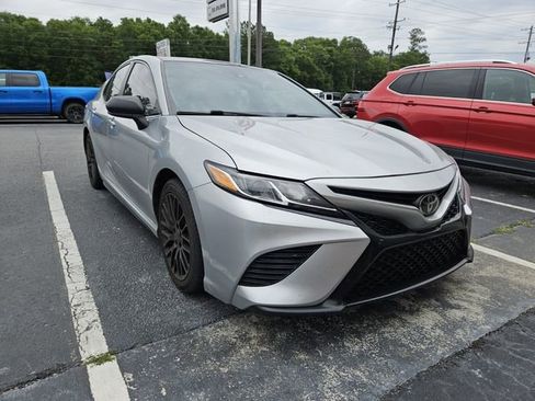 Used 2019 Toyota Camry SE FWD image 4