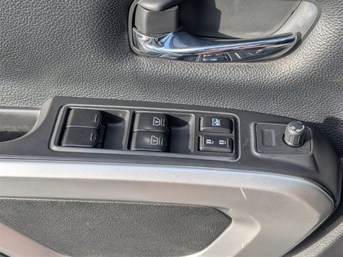 Used 2022 Nissan Titan SV image 20