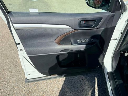 Used 2019 Toyota Highlander LE FWD image 12