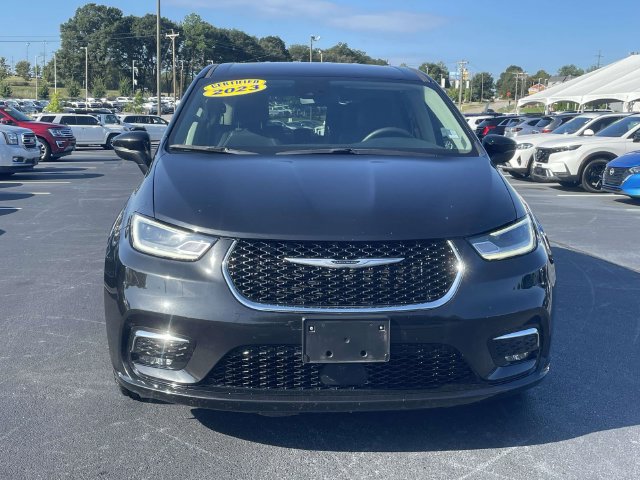 Used 2023 Chrysler Pacifica Touring-L FWD image 2