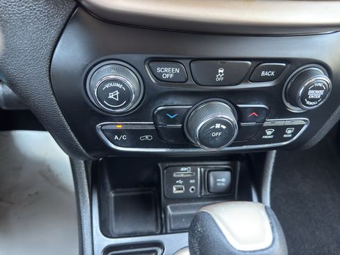Used 2017 Jeep Cherokee Latitude FWD image 13