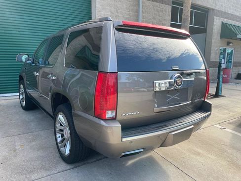 Used 2013 Cadillac Escalade Platinum AWD/4WD image 2