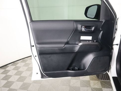 Used 2017 Toyota Tacoma TRD Off-Road image 25