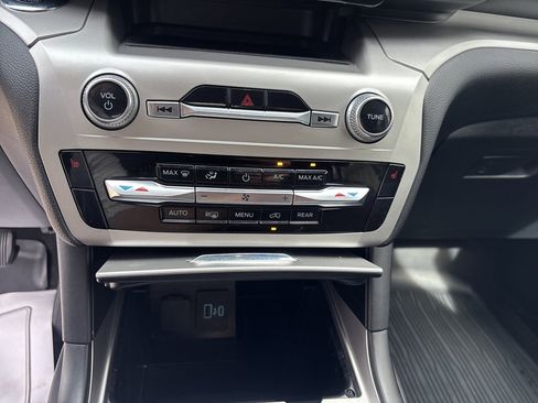 Used 2022 Ford Explorer XLT image 18