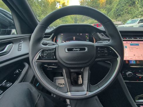 Used 2023 Jeep Grand Cherokee Overland w/ Luxury Tech Group IV AWD/4WD image 20