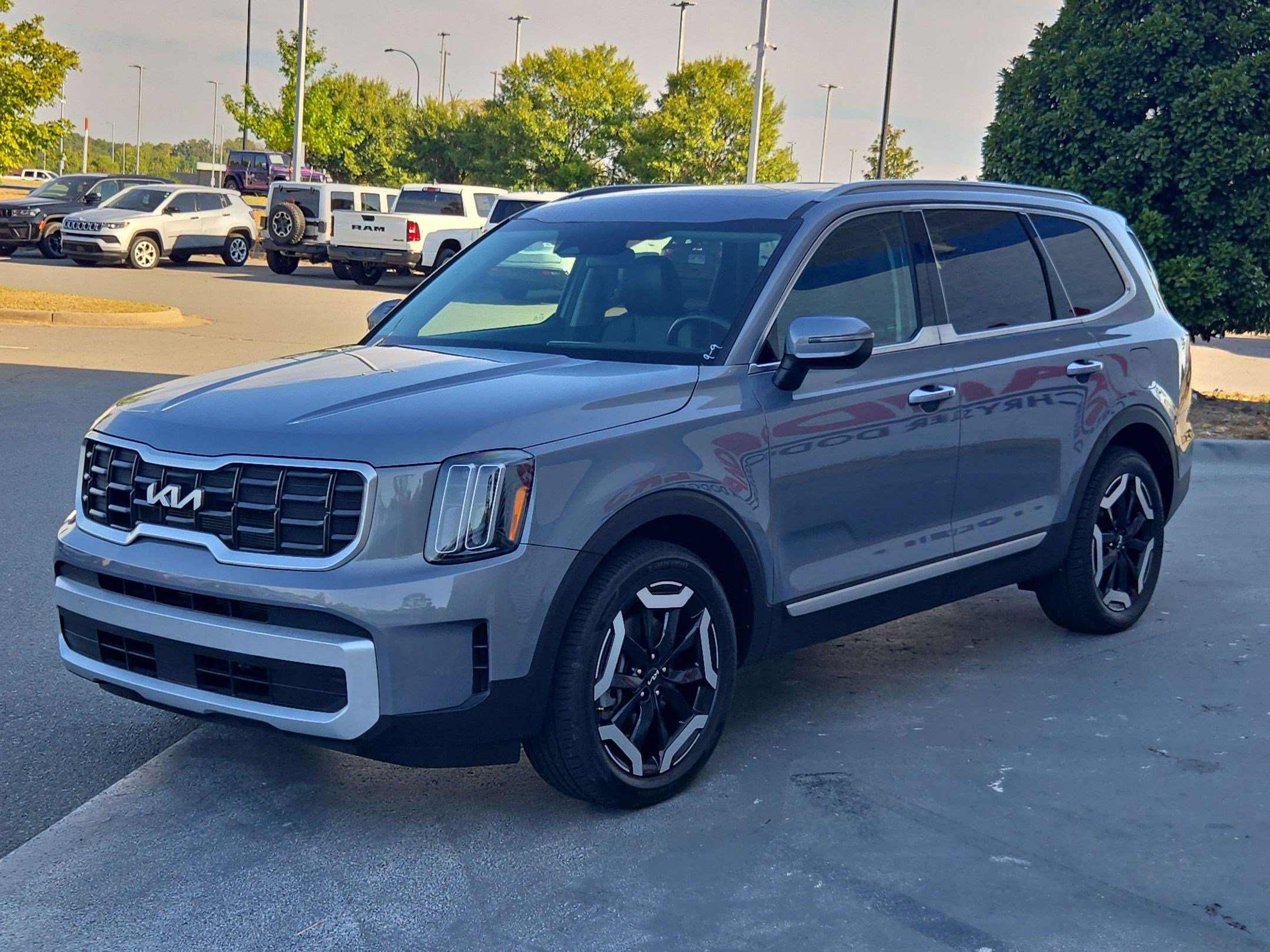 Used 2025 Kia Telluride S FWD image 3