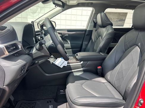 New 2026 Toyota Highlander Platinum image 4