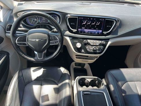 Used 2021 Chrysler Pacifica Touring-L w/ Uconnect Theater Family Group AWD/4WD image 14