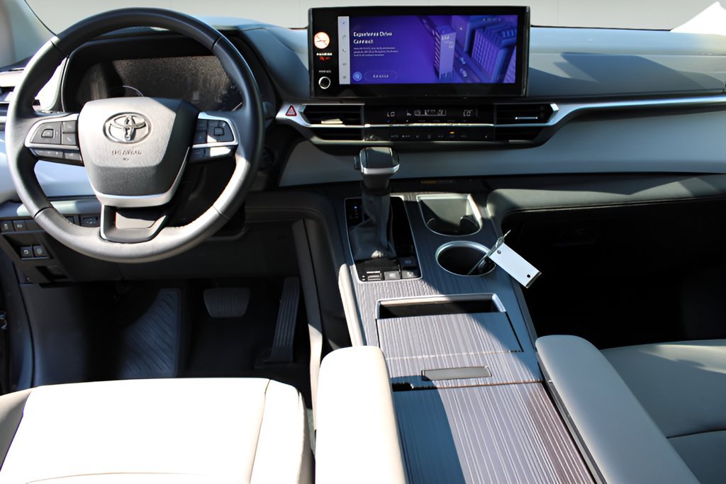 Certified 2025 Toyota Sienna XLE FWD image 10