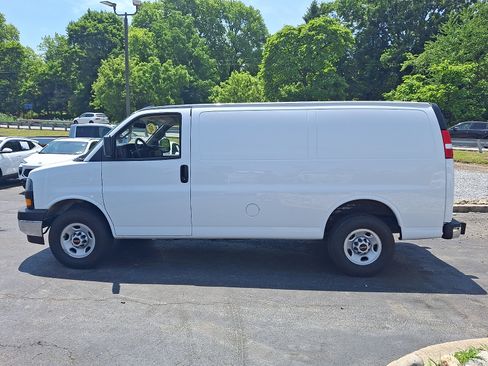 Used 2024 GMC Savana 2500 w/ Driver Convenience Package RWD image 4