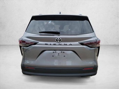 Used 2026 Toyota Sienna XLE FWD image 6