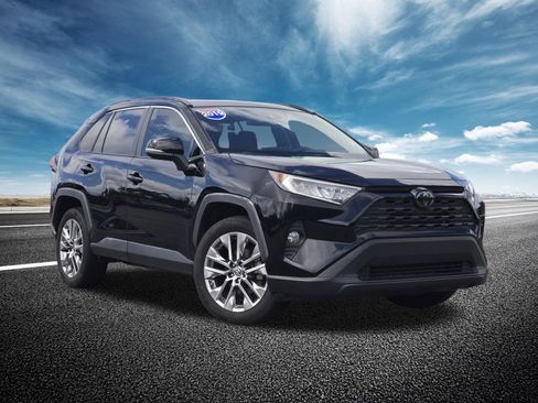 Used 2019 Toyota RAV4 XLE Premium FWD image 2