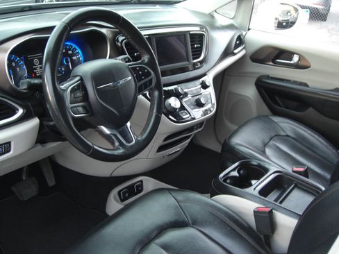 Used 2019 Chrysler Pacifica Touring-L image 6