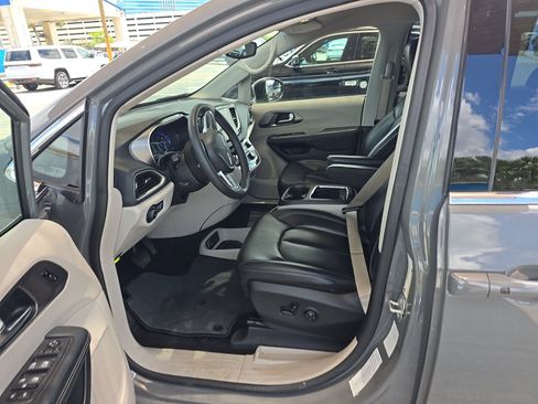 Used 2023 Chrysler Pacifica Touring-L FWD image 10