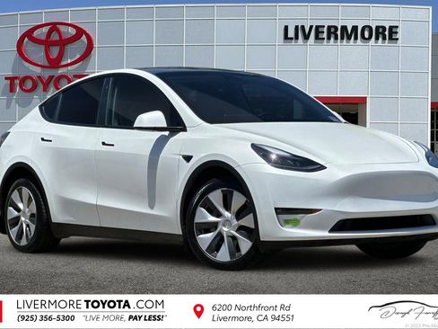 Used 2023 Tesla Model Y Long Range AWD/4WD image 1