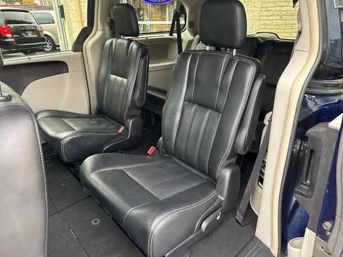Used 2016 Chrysler Town & Country Touring w/ Driver Convenience Group image 7