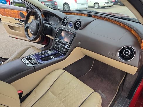 Used 2011 Jaguar XJ RWD image 26