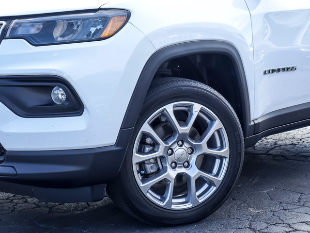 Used 2022 Jeep Compass Latitude w/ Sun and Sound Group AWD/4WD image 3