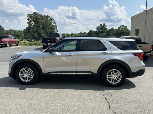 Used 2025 Ford Explorer Active image 3